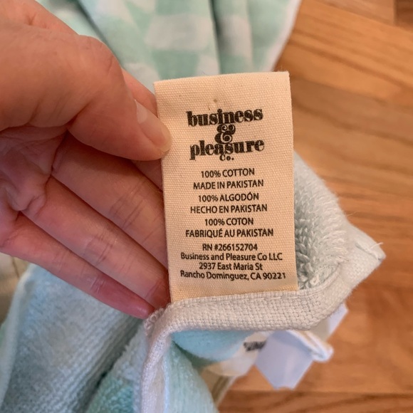 Business & Pleasure Co Luxury Holiday Beach Blanket Checkered Mint Green 68"x68" - Picture 7 of 9